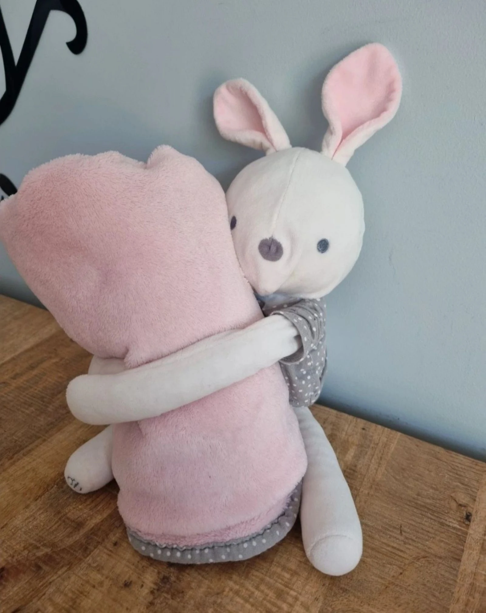 Doudou lapin Obaïbi avec couverture rose